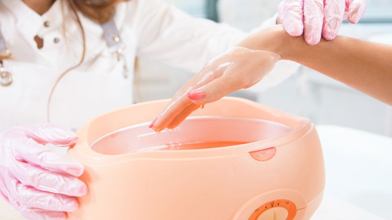 Profesionální parafínový zábal na ruce pro hloubkovou hydrataci a změkčení pokožky.
